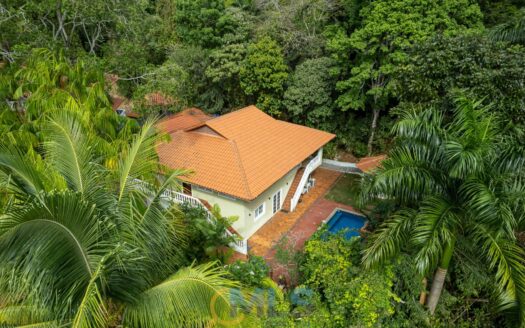 Casa Unifamiliar con piscina en las faldas del Cerro Ancón – MLS 19591