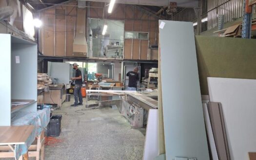 Galera de 225 mts2 con mezanine oficina y baño – MLS 23188