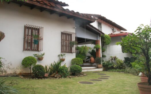 Casa en Venta en Hato Pintado – 3 Niveles, Amplio Espacio y Ubicación – MLS 22554
