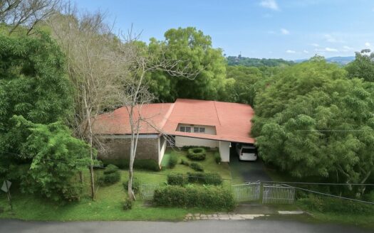 Casa con Amplio Terreno y Entorno Natural en Las Cumbres – MLS 23874