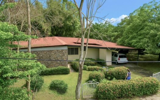 Casa con Amplio Terreno y Entorno Natural en Las Cumbres – MLS 23874