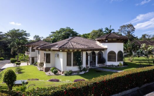 Oasis tropical en Sortova: Impresionante casa con apartamento – MLS 21711