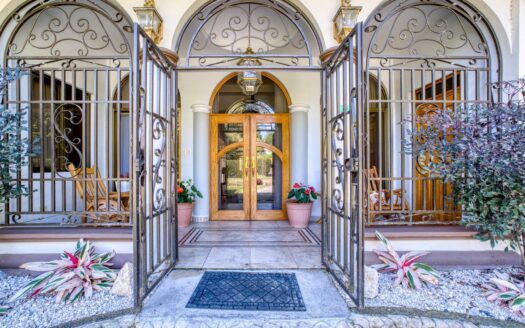 Oasis tropical en Sortova: Impresionante casa con apartamento – MLS 21711