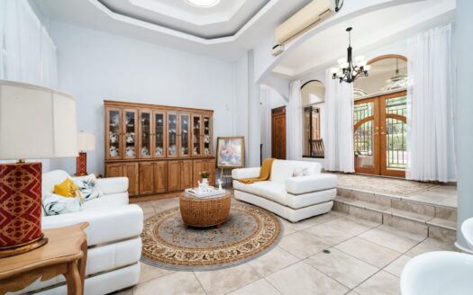 Oasis tropical en Sortova: Impresionante casa con apartamento – MLS 21711