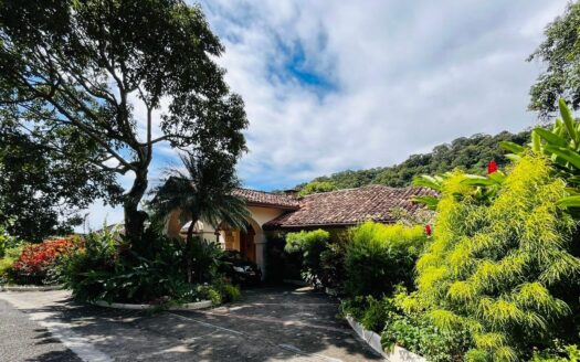 Casa de Dos Pisos con Arroyo Natural en Valle Escondido Boquete – MLS 23506