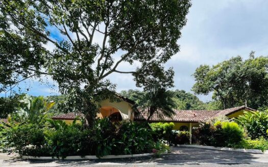 Casa de Dos Pisos con Arroyo Natural en Valle Escondido Boquete – MLS 23506