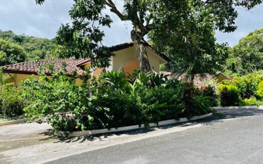 Casa de Dos Pisos con Arroyo Natural en Valle Escondido Boquete – MLS 23506