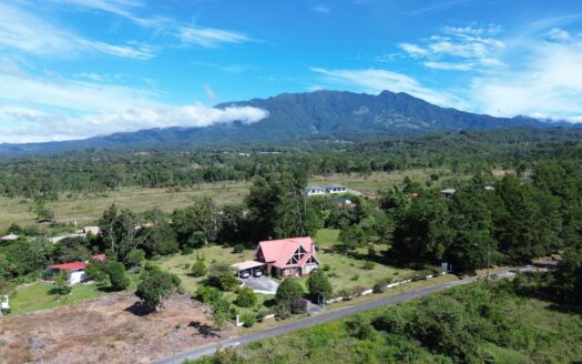 Casa de 3 dormitorios en un lote de 4.115 m² en venta – MLS 23608