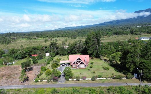 Casa de 3 dormitorios en un lote de 4.115 m² en venta – MLS 23608