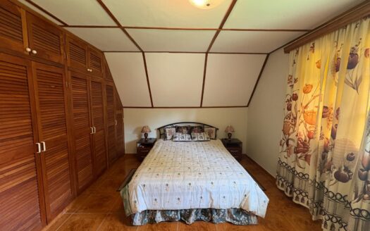 Casa de 3 dormitorios en un lote de 4.115 m² en venta – MLS 23608