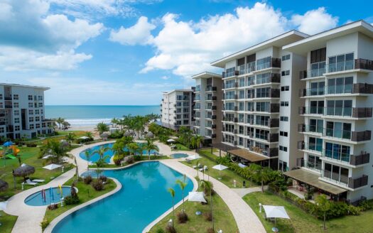 Moderno Condominio Frente a la Playa con Suite Independiente – MLS 23836