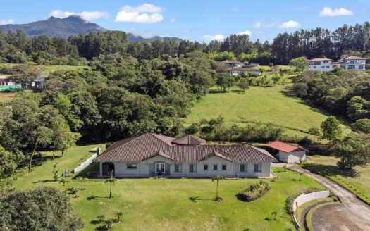 Exclusiva Propiedad en Lucero Golf and Country en Boquete – MLS 23769