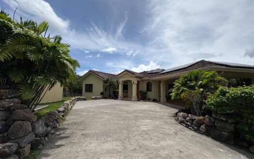 Finca con vistas a la montaña y enorme terraza. Casa de huéspedes. – MLS 23453