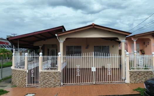 Casa de 3 habitaciones con patio – MLS 23758