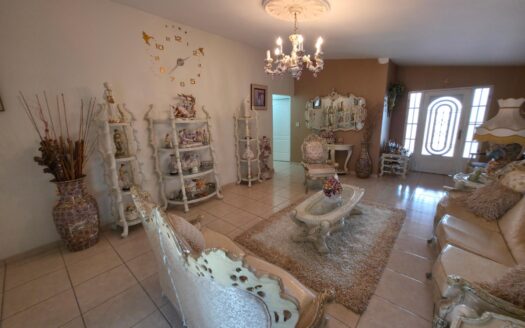 Casa de 3 habitaciones con patio – MLS 23758