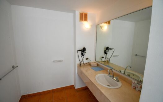 Casa adosada amueblada de cuatro recámaras cerca de la playa – MLS 23906