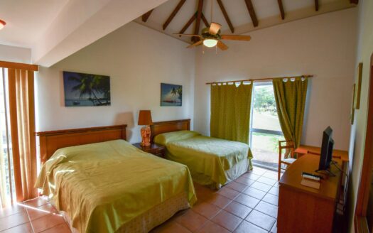 Casa adosada amueblada de cuatro recámaras cerca de la playa – MLS 23906