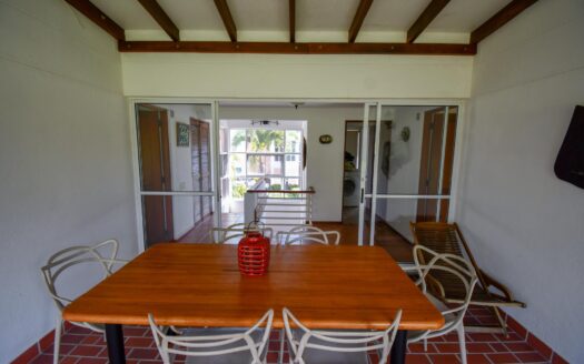 Casa adosada amueblada de cuatro recámaras cerca de la playa – MLS 23906