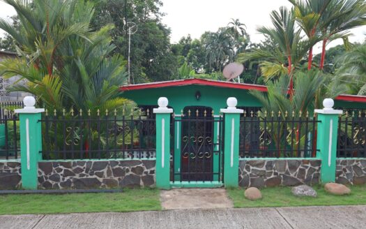 Casa en Venta con hermoso jardín en Las Mañanitas, Panamá – MLS 23605