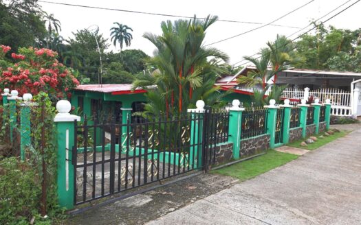 Casa en Venta con hermoso jardín en Las Mañanitas, Panamá – MLS 23605