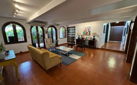 Venta de casa con jardín en El Carmen (Bella Vista) – MLS 23473