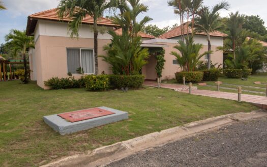 Elegante villa en venta en Costa Blanca, vía Decameron – MLS 23665