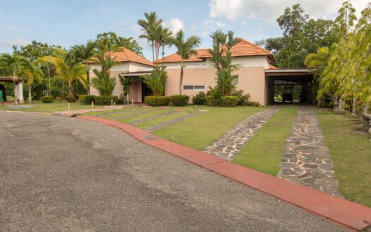 Elegante villa en venta en Costa Blanca, vía Decameron – MLS 23665