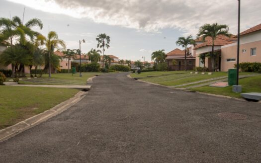 Elegante villa en venta en Costa Blanca, vía Decameron – MLS 23665