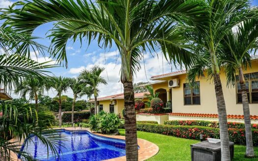 Condominio de 2 recámaras en venta en Cuesta del Sol, David – MLS 23642