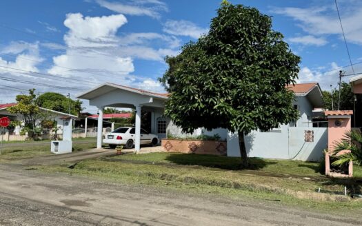 SE VENDE CASA EN EL BOULEVARD DE LAS TABLAS – MLS 23566