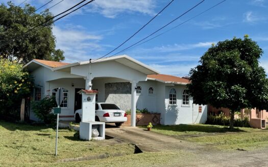 SE VENDE CASA EN EL BOULEVARD DE LAS TABLAS – MLS 23566