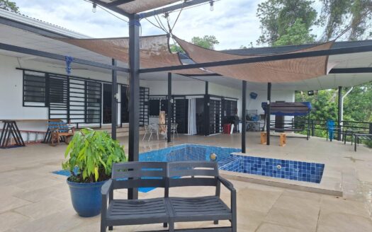 Casa con piscina y 1,8 hectáreas de terreno – MLS 23519