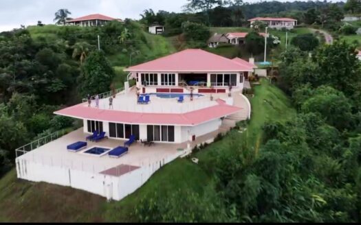 Amplia Casa con Impresionantes Vistas al Mar. – MLS 23804