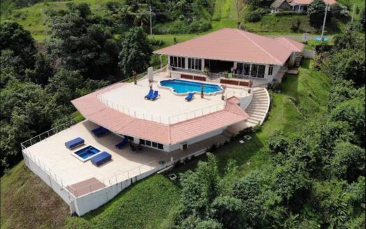 Amplia Casa con Impresionantes Vistas al Mar. – MLS 23804