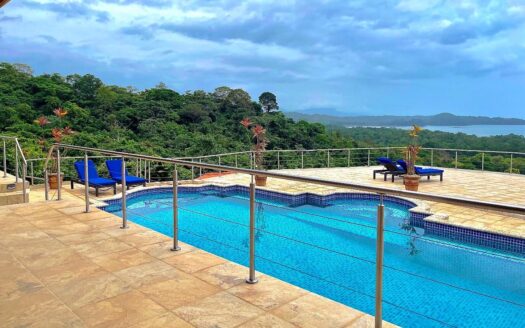 Amplia Casa con Impresionantes Vistas al Mar. – MLS 23804