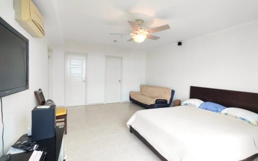 Apartamento con Vista al Mar y Montañas – MLS 23901