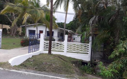 Se vende casa con amplio terreno en Coronado, diagonal a la bajada al mar – MLS 23688