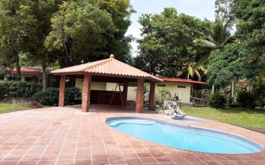 Se vende casa con amplio terreno en Coronado, diagonal a la bajada al mar – MLS 23688