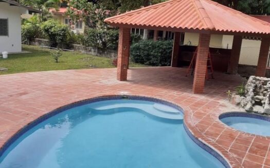 Se vende casa con amplio terreno en Coronado, diagonal a la bajada al mar – MLS 23688