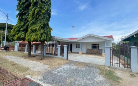Se Vende amplia casa – MLS 23677