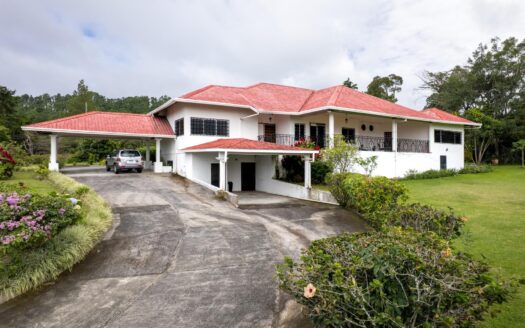Amplia casa familiar de 4 dormitorios en Santa Lucía, Boquete – MLS 23625