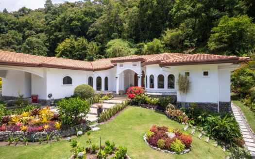 Casa de Lujo con Jardines en Valle Escondido Boquete – MLS 23657