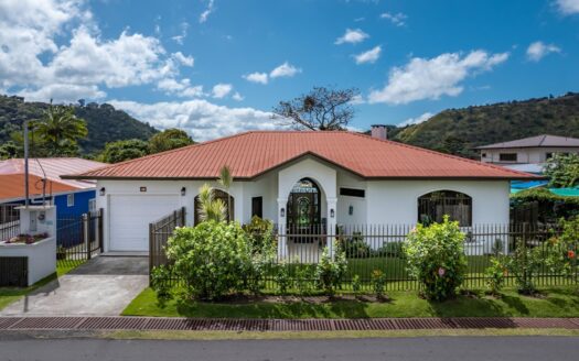 Casa completamente amueblada frente al río en el centro de Boquete – MLS 23966