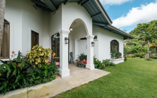 Casa completamente amueblada frente al río en el centro de Boquete – MLS 23966