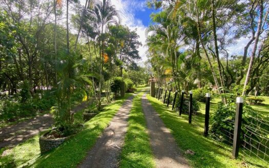 CASA FAMILIAR CON LAGO – MLS 23876