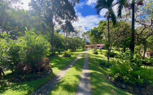 CASA FAMILIAR CON LAGO – MLS 23876