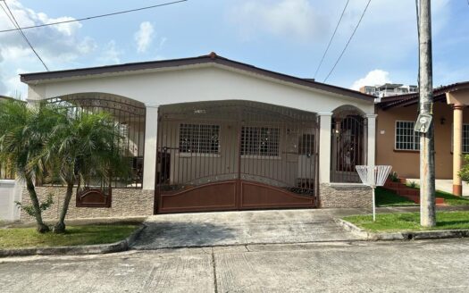 Se Vende Casa en Brisas del Golf – MLS 23867