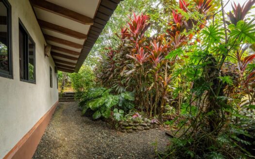 Casa Ecológica Diseñada por Arquitectos en Venta en Torio – MLS 23810