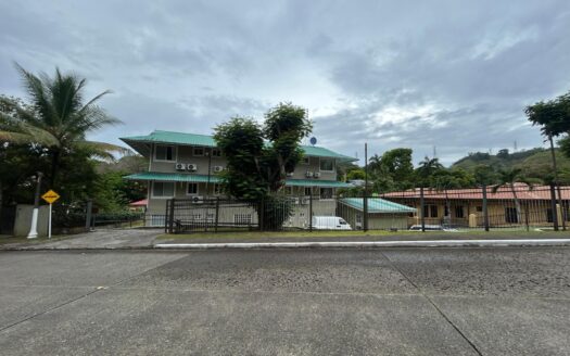 Edificio de tres pisos con 8 unidades y una casa pequeña. – MLS 23609