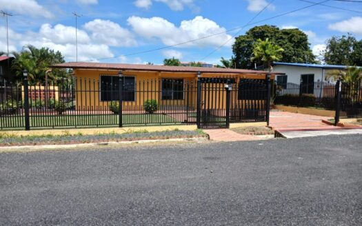 Se Alquila Casa Amplia con Bohío – MLS 23405